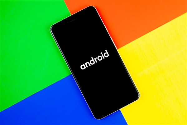 全球首发Android 15！谷歌Pixel 9外观曝光：三剑齐发