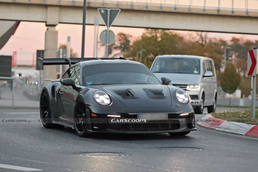 2025 款保时捷 911 GT3 RS 超跑路测图曝光，自然吸气的最后一舞