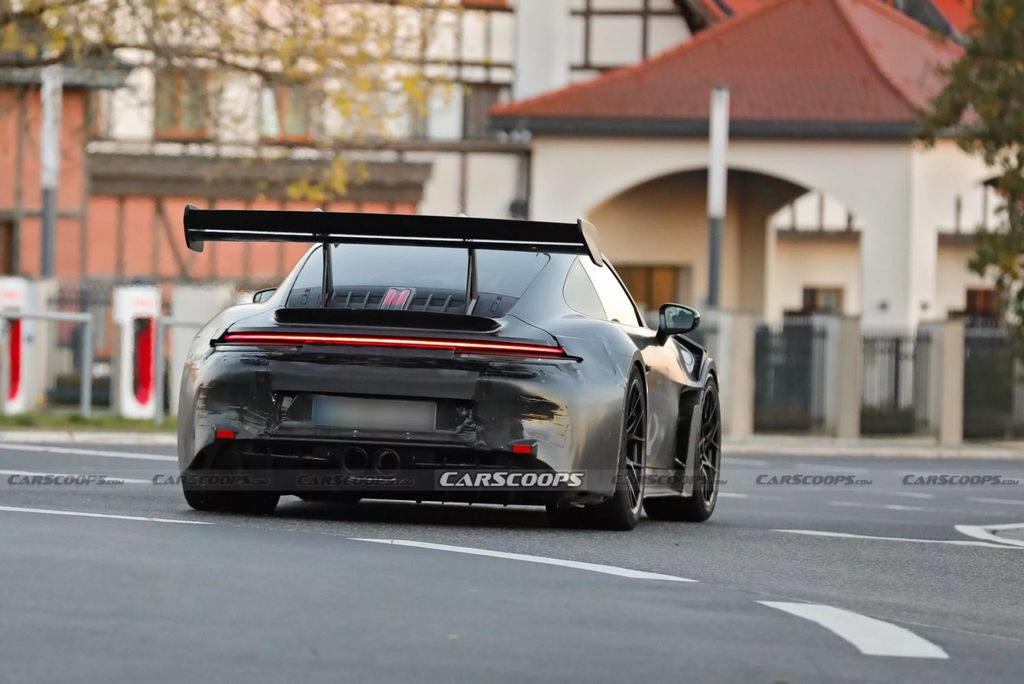 2025 款保时捷 911 GT3 RS 超跑路测图曝光，自然吸气的最后一舞