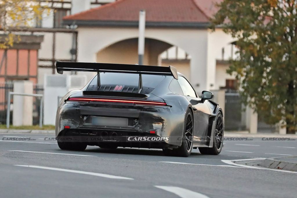 2025 款保时捷 911 GT3 RS 超跑路测图曝光，自然吸气的最后一舞