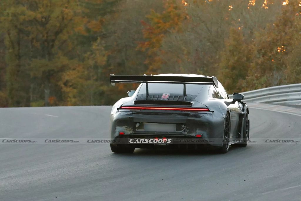 2025 款保时捷 911 GT3 RS 超跑路测图曝光，自然吸气的最后一舞