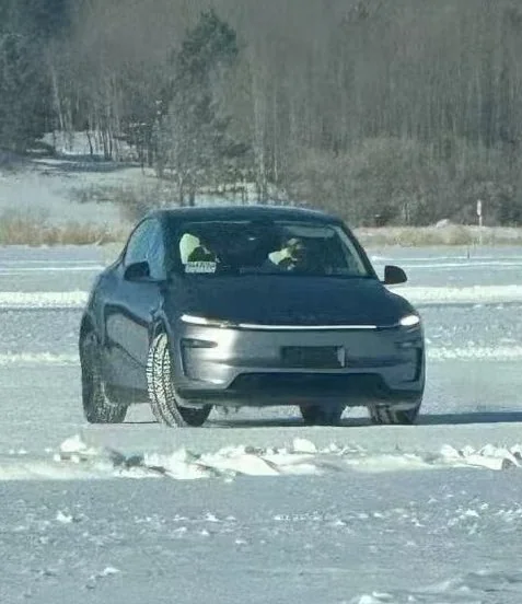 2025 款特斯拉 Model Y 无伪装谍照流出：前后采用贯穿式灯组