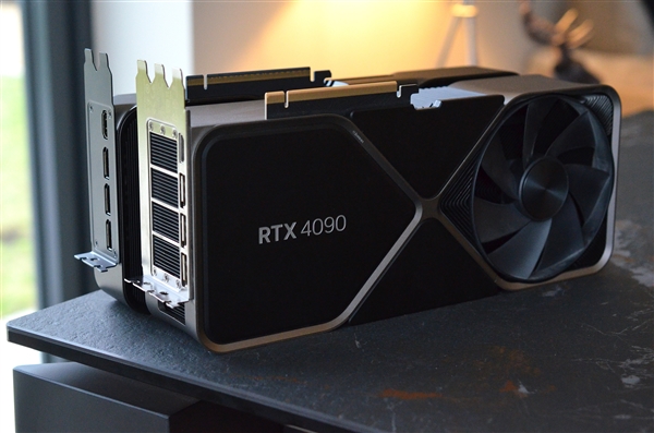 老黄寄语！RTX 5090公版卡首发开盒：“大棒骨”纸质包装、对比RTX 4090小鸟依人